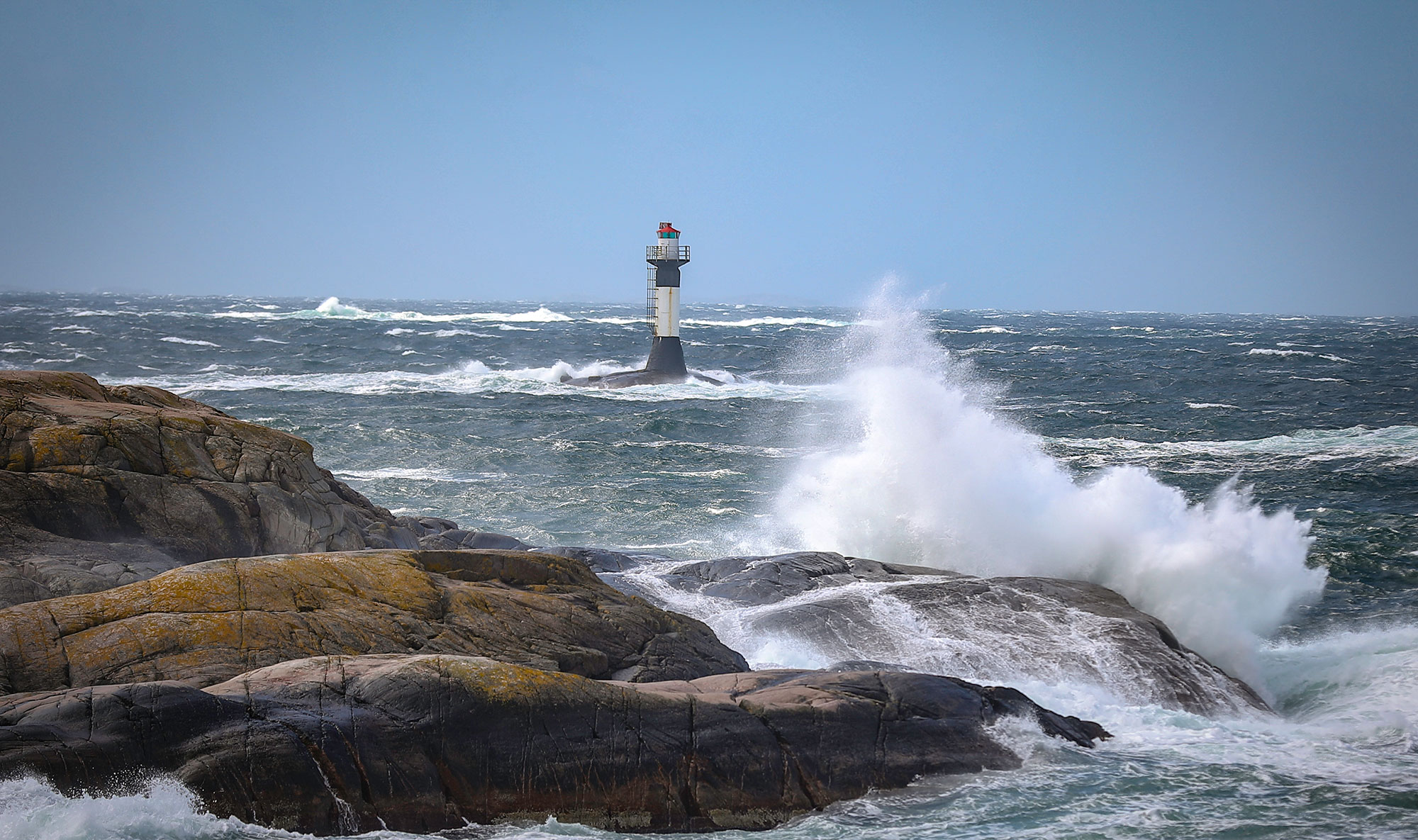 Miljöbild på fyr i stormande hav